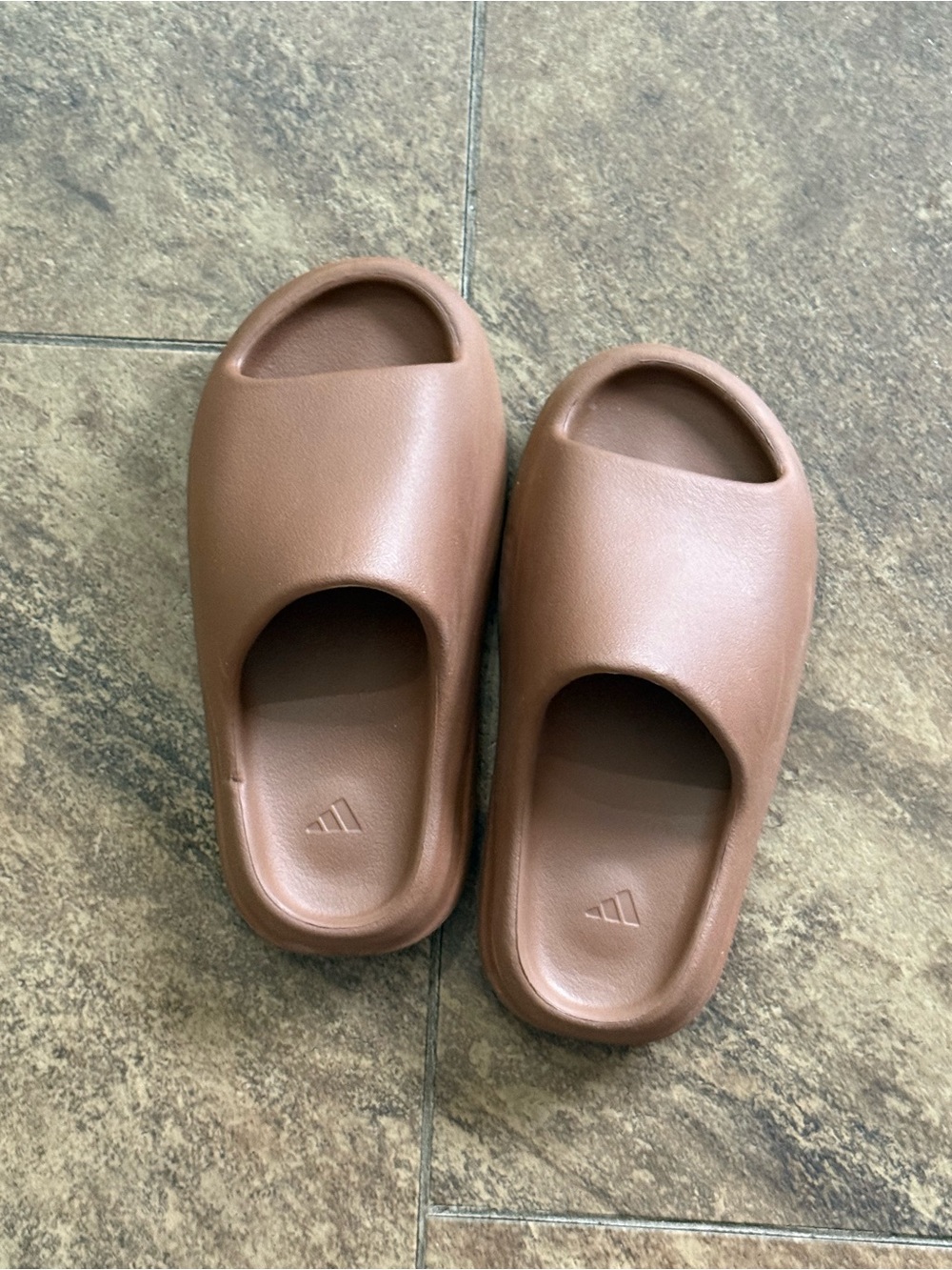 adidas Yeezy Kids Beige Slide Sandals size 5